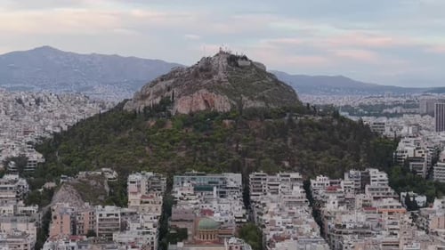Vue panoramique d'Athènes avec la pièce maîtresse de la colline du Lycabette