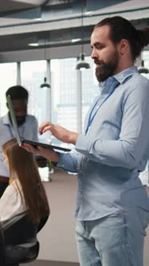 Vídeo vertical: un divertido programador que codifica algoritmos de inteligencia artificial en un portátil para solucionar problemas de software