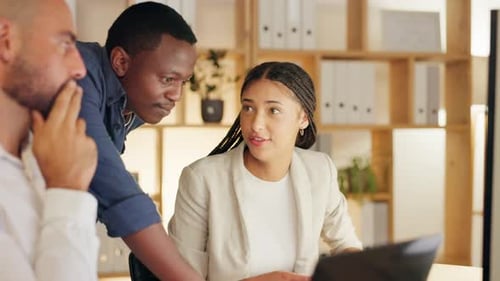 Trabalho em equipe, treinamento de pessoas no escritório com computador e ideias, opinião ou colaboração na área criativa