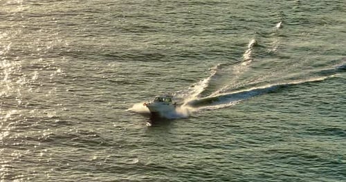 Luftaufnahme Fahrendes Boot am Meer Segelboot mit Draufsicht Luftaufnahme Fischmotorboot mit Angler