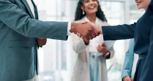Entreprises, personnes et poignée de main pour un engagement en faveur d'un accord, d'une collaboration ou d'un réseautage B2B