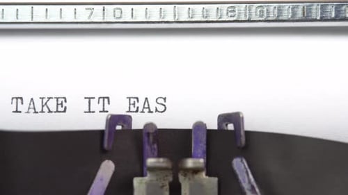 Prends les choses en main, gros plan en train de taper et centré sur une feuille de papier sur une vieille machine à écrire vintage