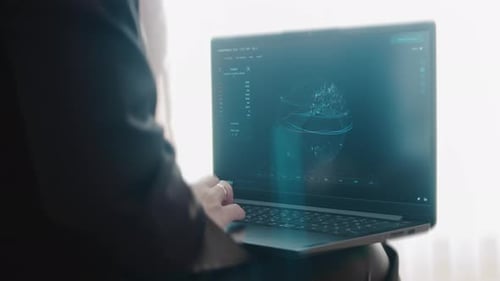 Mulher de terno usando laptop no escritório estudando ataques cibernéticos no mapa mundial