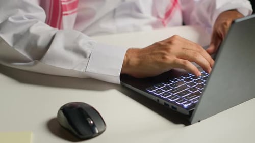 Geschäftsmann benutzt Laptop und Maus