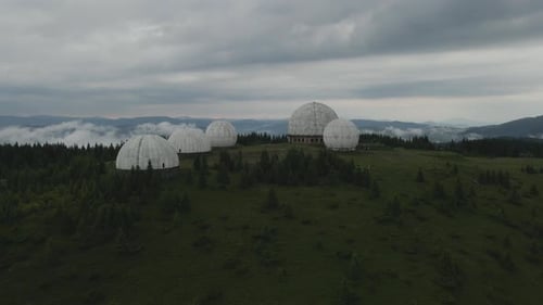 Drone survolant une station radar abandonnée de l'Union soviétique entourée d'un paysage spectaculaire