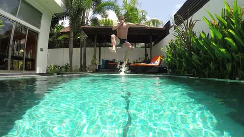 Mann springt in den Pool Action