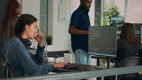 Systemingenieur arbeitet mit HTML-Skript im Terminalfenster