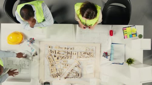 Das Team von Overhead Real Estate plant den Bau eines modernen Büros