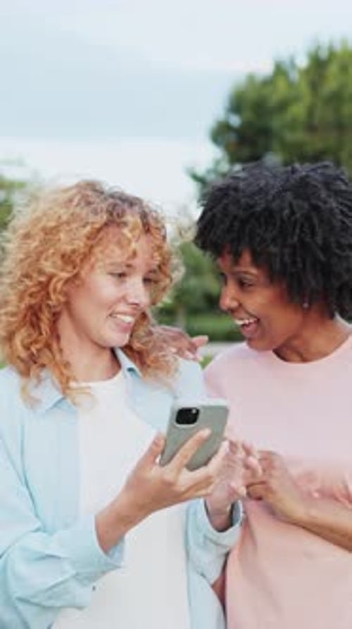 Amigos multiétnicos que comparten diversión en las redes sociales en cámara lenta