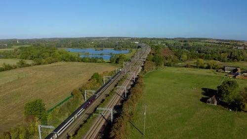 Zugfahren mit Hochgeschwindigkeitsdrohnenansicht. Luftbild