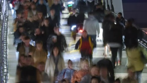 Timelapse de Night City Street Muitas pessoas caminham Time Lapse Grande multidão em Metropolis