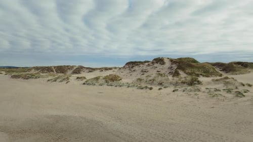Luftaufnahme, die Häuser am Strand in Norwegen zeigt