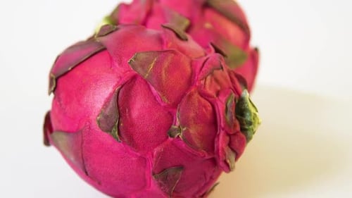 Makroaufnahme einer isolierten leckeren frischen Drachenfrucht auf dem Drehteller auf weißem Hintergrund