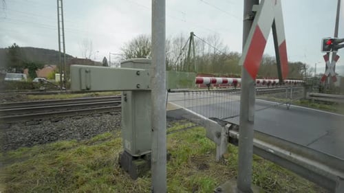 Un train à grande vitesse passe un passage à niveau par temps nuageux, gros plan
