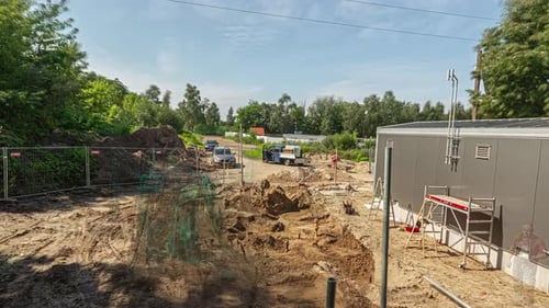 Hermoso lapso de tiempo de una obra de construcción cambiando los patrones climáticos de lluvia a sol y nubes