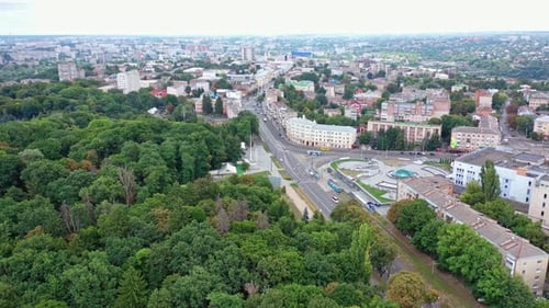Parque verde urbano aéreo. Vista aérea do horizonte urbano e do parque