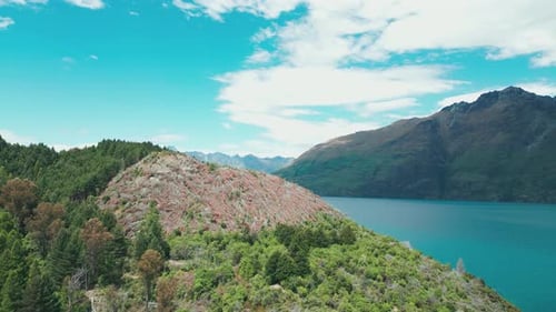 Drone du lac dévoilé derrière les montagnes de la Nouvelle-Zélande