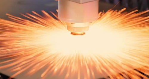 CNC-Laserschneiden von Metall, moderne Industrietechnik.