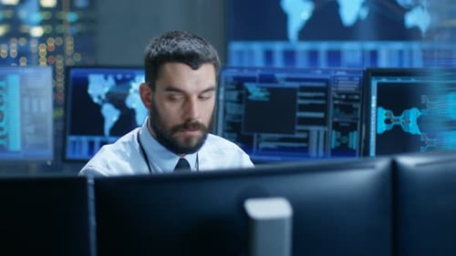 En la sala de monitoreo, el operador técnico monitorea atentamente la estabilidad del sistema. Es Surrou