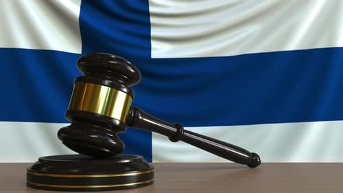 Marteau et bloc du juge contre le drapeau de la Finlande