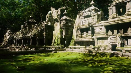 Ruines d'anciens temples au Cambodge entourées d'une végétation luxuriante et d'eau