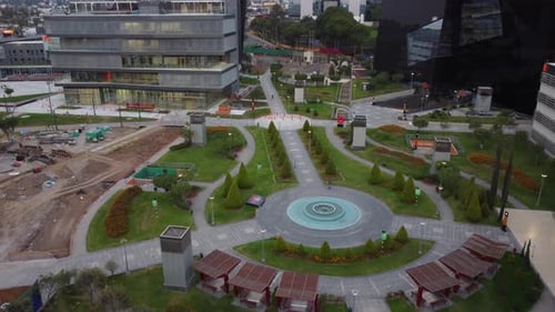 Áreas verdes y senderos de «La Universidad de Lima», ubicada en Lima, Perú. Zumbido vuela hacia adelante lento
