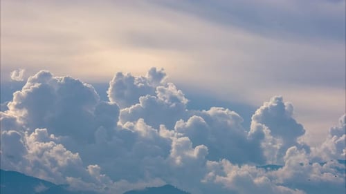 Luftaufnahme des schönen Himmels mit Wolken und Sonne an einem Sommertag.