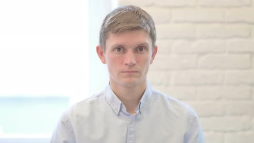 Porträt eines seriösen jungen Geschäftsmannes