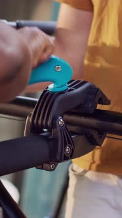 Vídeo vertical: casal colocando a bicicleta no suporte de reparo