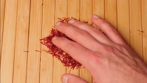 Étaler des épices au safran sur la table