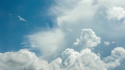 Hoch aufragende Cumuluswolken am blauen Himmel