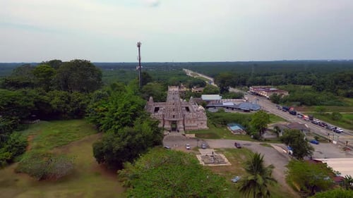Le
complexe du temple Sri Shakti en Malaisie vu d'en haut. Drone de vue aérienne parfait