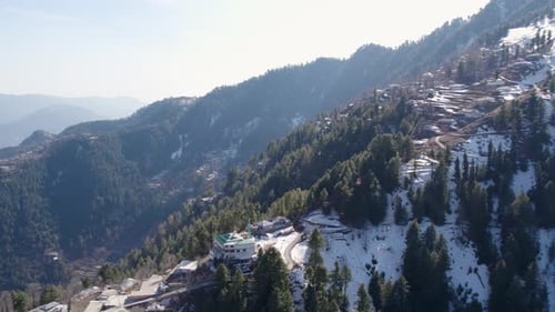 Parc national d'Ayubia dans le district d'Abbottabad, province de Khyber Pakhtunkhwa, Pakistan avec une forêt profonde