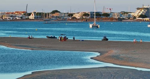 Vista aérea del banco de arena con yates en Anchorin, cerca de Le Grau Du Roi, Port Camargue y la playa
