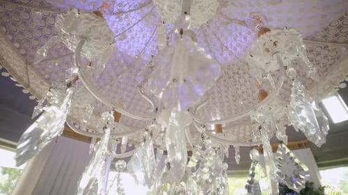 Nahaufnahme eines glitzernden und schönen Kronleuchters.
