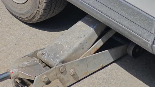 Floor Jack Lifting Car for Repair