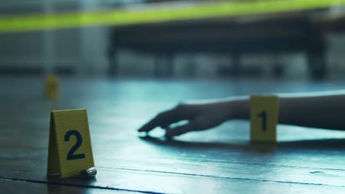 Close-up de uma cena de crime na casa de uma pessoa falecida Homem morto Linha Policial: pistas e evidências, série
