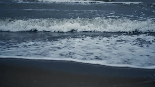 Dramatic Ocean Waves Crashing Shore