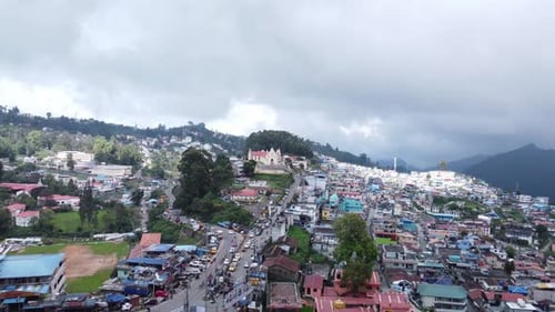 Prise de vue par Drone de la ville de Kodaikanal et de l'église catholique du Sacré-Cœur sous un ciel couvert, Dind