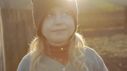Une petite fille heureuse rêve sur fond de nature