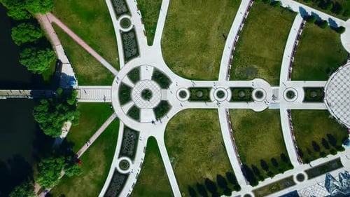 Vue de dessus des sentiers géométriques avec motif. Les gens se promènent dans un parc historique au paysage géométrique.