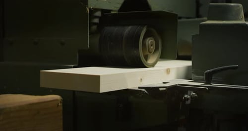 Nahaufnahme eines Industriehobels, der in einer Holzfabrik oder einem Sägewerk an Baumstämmen arbeitet. Konzept: Holzindustrie