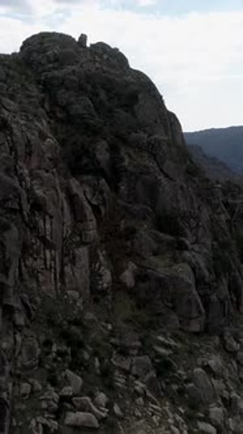 Vertikales Video der atemberaubenden Berglandschaft