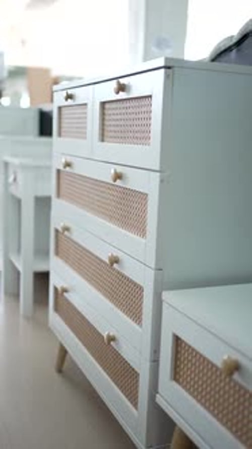 Meuble à tiroirs moderne et élégant avec des touches de fibres naturelles dans un espace intérieur lumineux