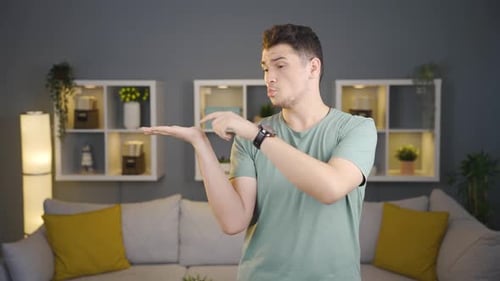 Hombre mostrando algo con las manos abiertas.