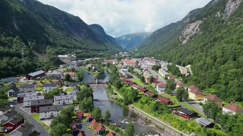 Village et centrale électrique de Rjukan dans la vallée de Hjartdal, Vestfold og Telemark, Norvège - Vue aérienne 4k Pedest