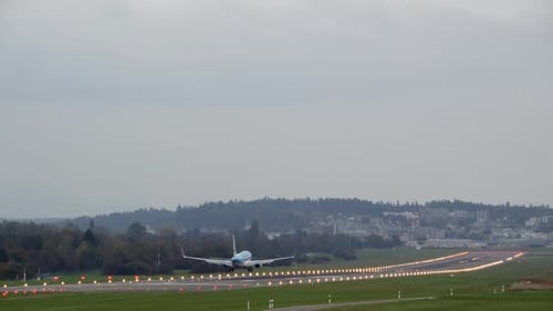 Passagierflugzeug ist am Flughafen gelandet