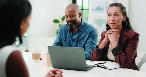 Entretien, conversation ou personnes au bureau avec des notes, une discussion ou une réunion pour un poste d'analyste