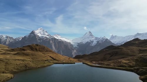 Montagnes Rocheuses et lac