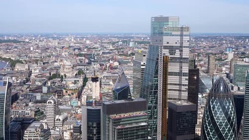 Nahaufnahme der Türme der City of London, einschließlich des Walkie-Talkie-Gebäudes, Gherkin, Lea